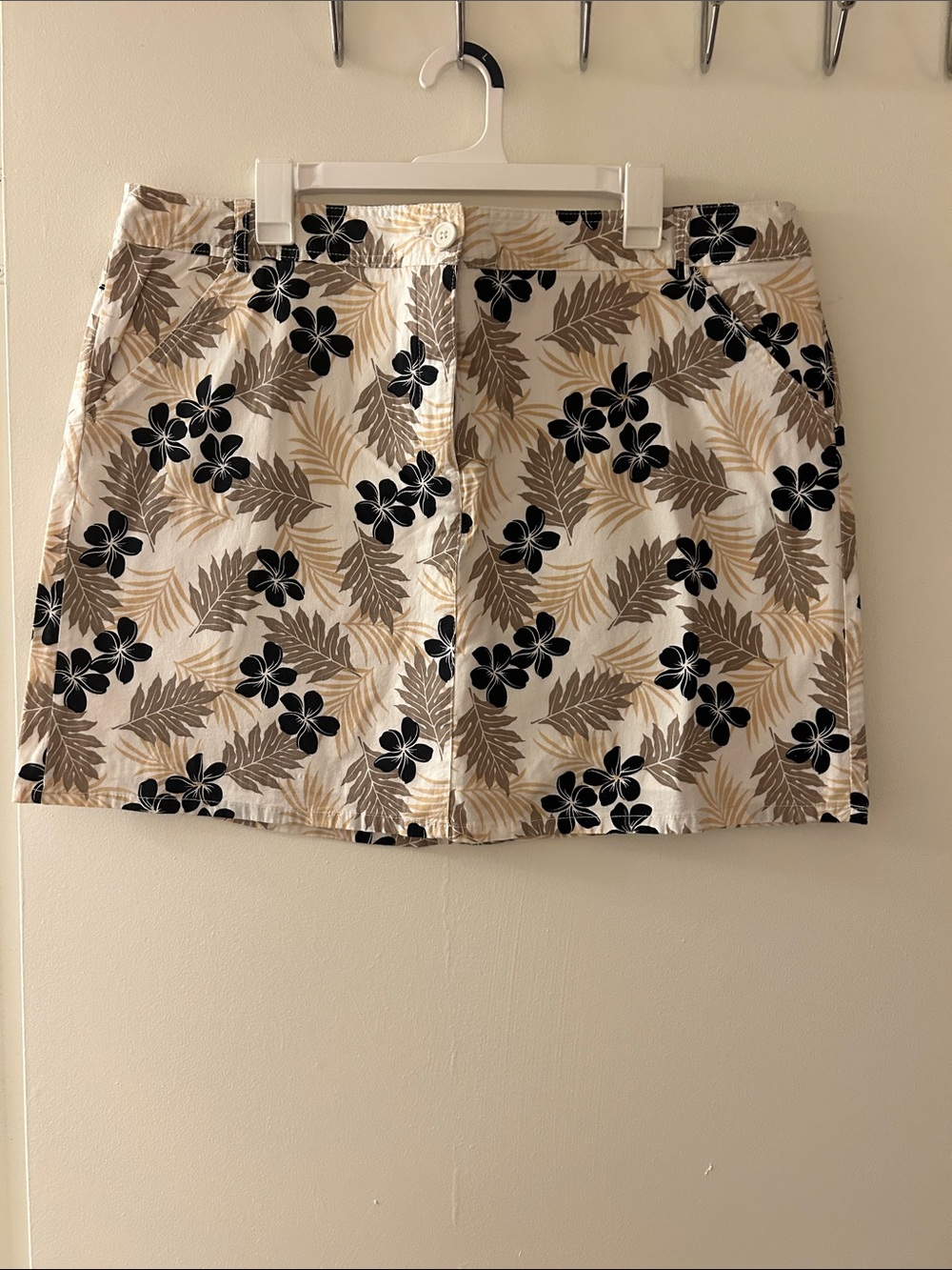White Stag Cream skorts with Black Floral and Tan Leaf Print. Size 18